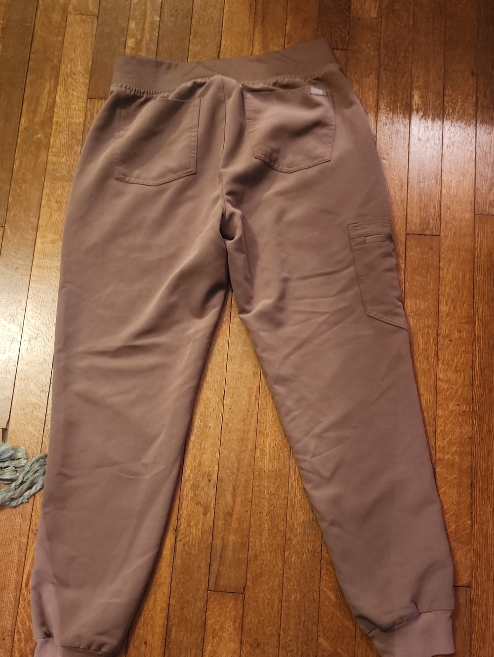 Figs Technical Collection Top And Jogger Pants in Smoky Taupe. S - Picture 3 of 6